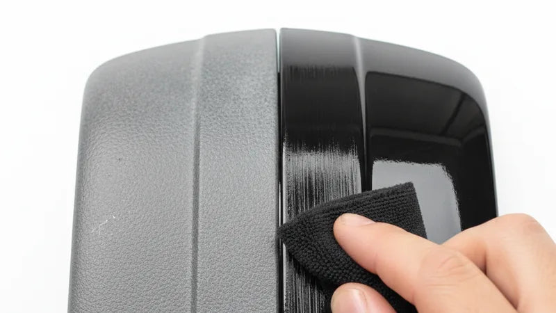 Vervaagde zwarte buitentrim herstellen met trim restorer, stap-voor-stap uitgelegd