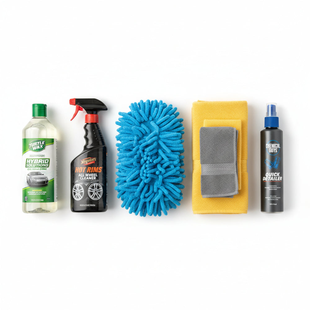 Startersset autodetailing budget beginners: shampoo, microvezeldoeken en wax naast een gezinsauto