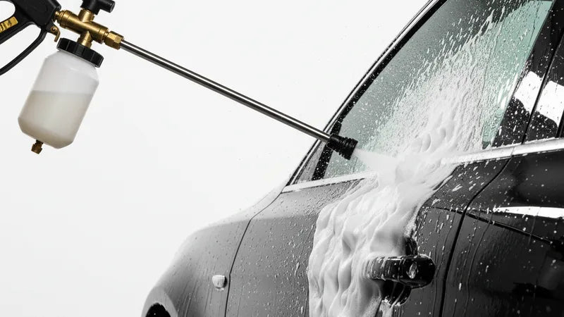 Foam cannon op hogedrukreiniger spuit dikke schuimlaag over een auto tijdens het wassen , foam cannon kopen voor thuisgebruik