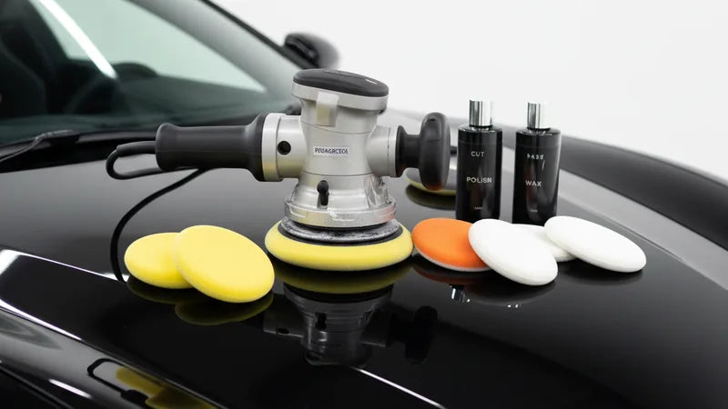 Polijstmachine bezig met lakbewerking op autolak